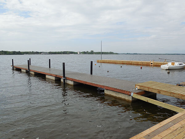 Pomost-posadowiony-przy-stalowych-palach